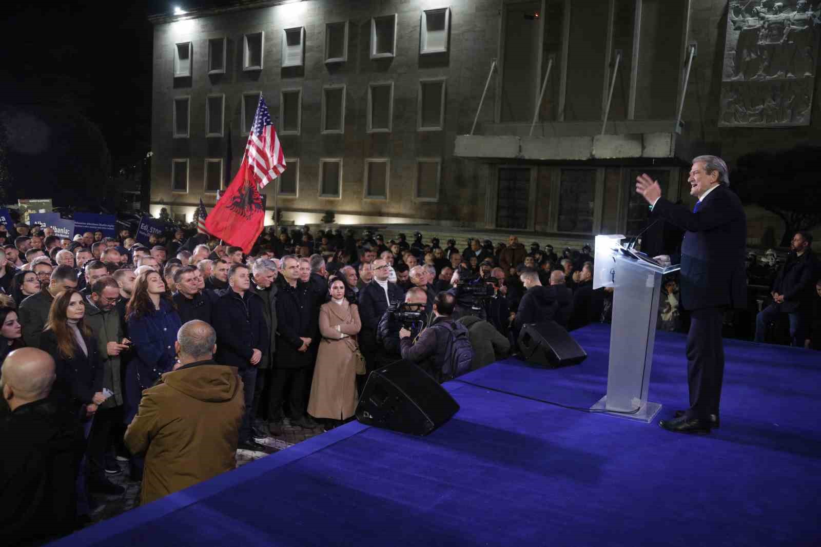 Arnavutluk’ta hükümet karşıtı protestocular ile polis arasında çatışma

