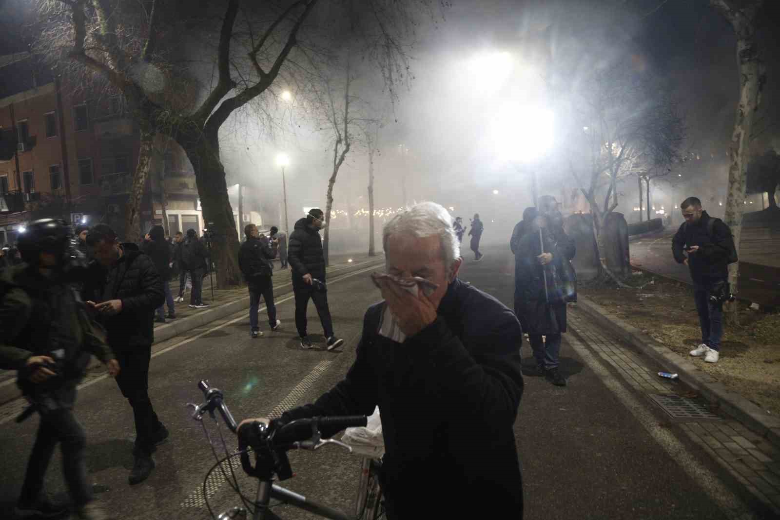 Arnavutluk’ta hükümet karşıtı protestocular ile polis arasında çatışma
