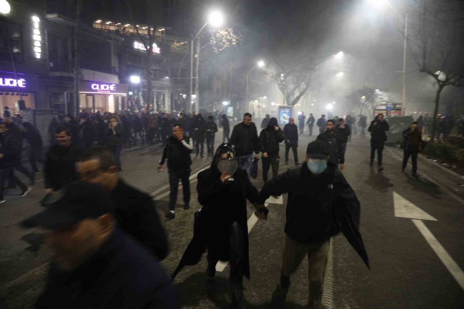 Arnavutluk’ta hükümet karşıtı protestocular ile polis arasında çatışma
