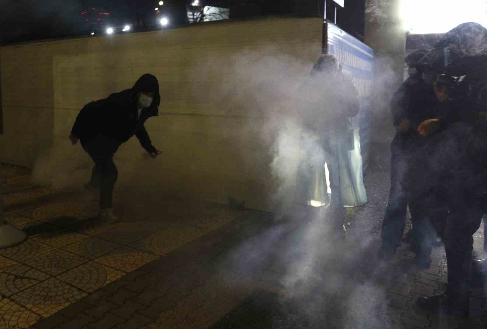 Arnavutluk’ta hükümet karşıtı protestocular ile polis arasında çatışma
