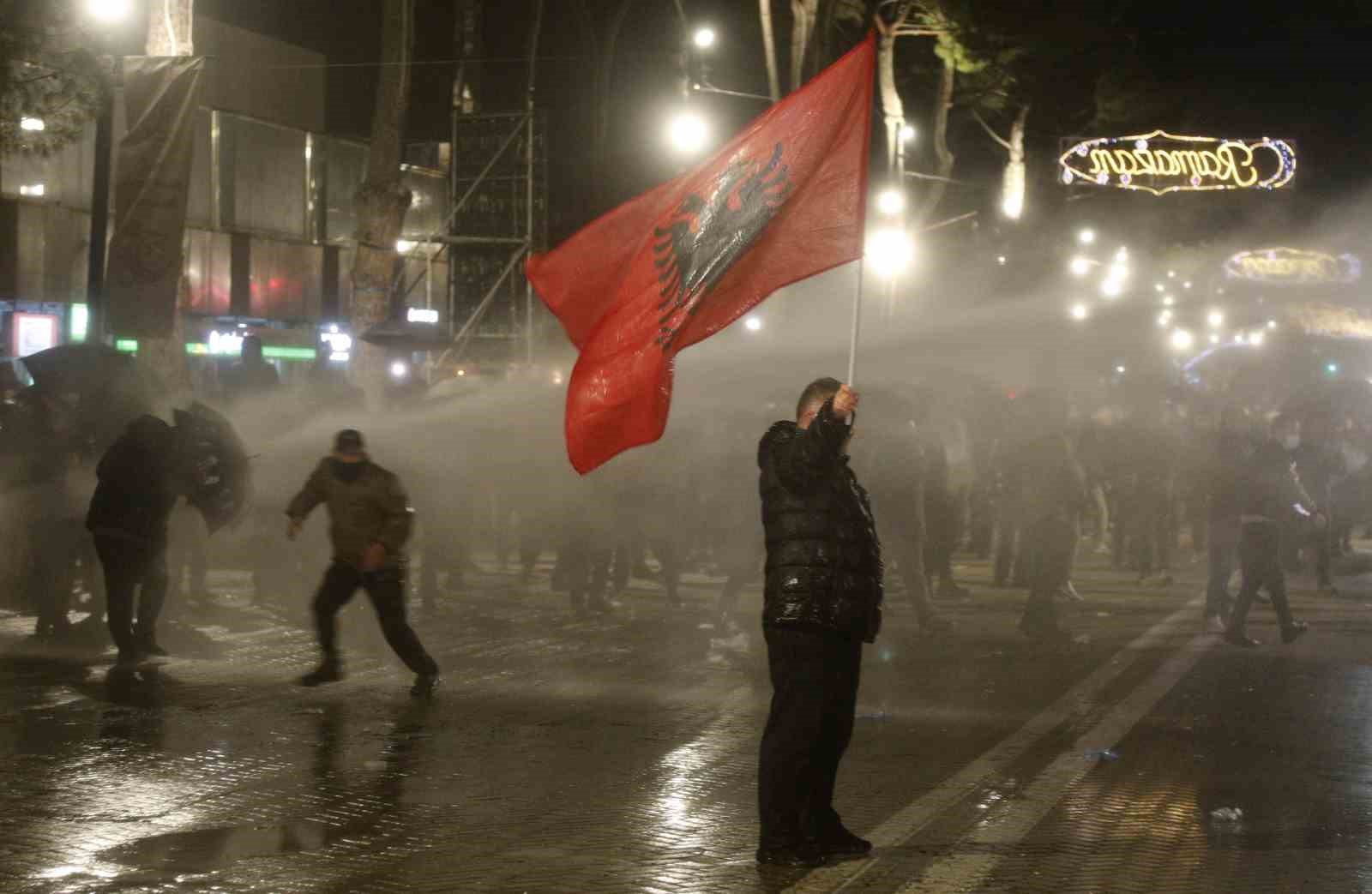 Arnavutluk’ta hükümet karşıtı protestocular ile polis arasında çatışma
