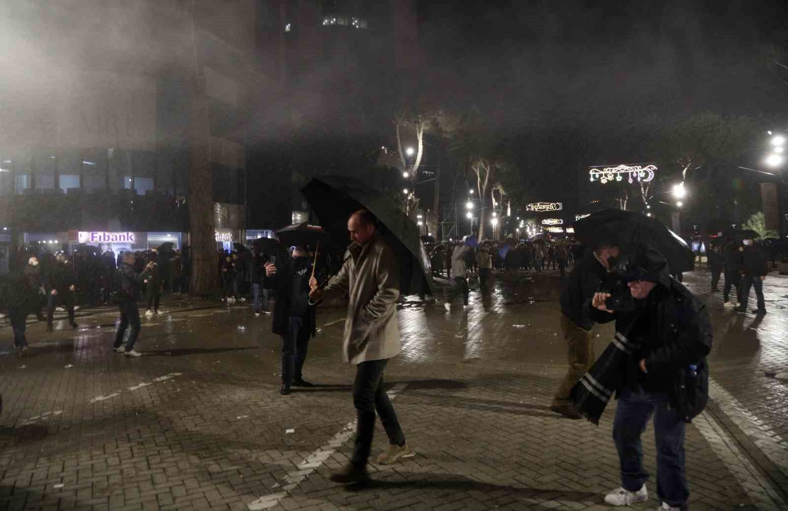 Arnavutluk’ta hükümet karşıtı protestocular ile polis arasında çatışma
