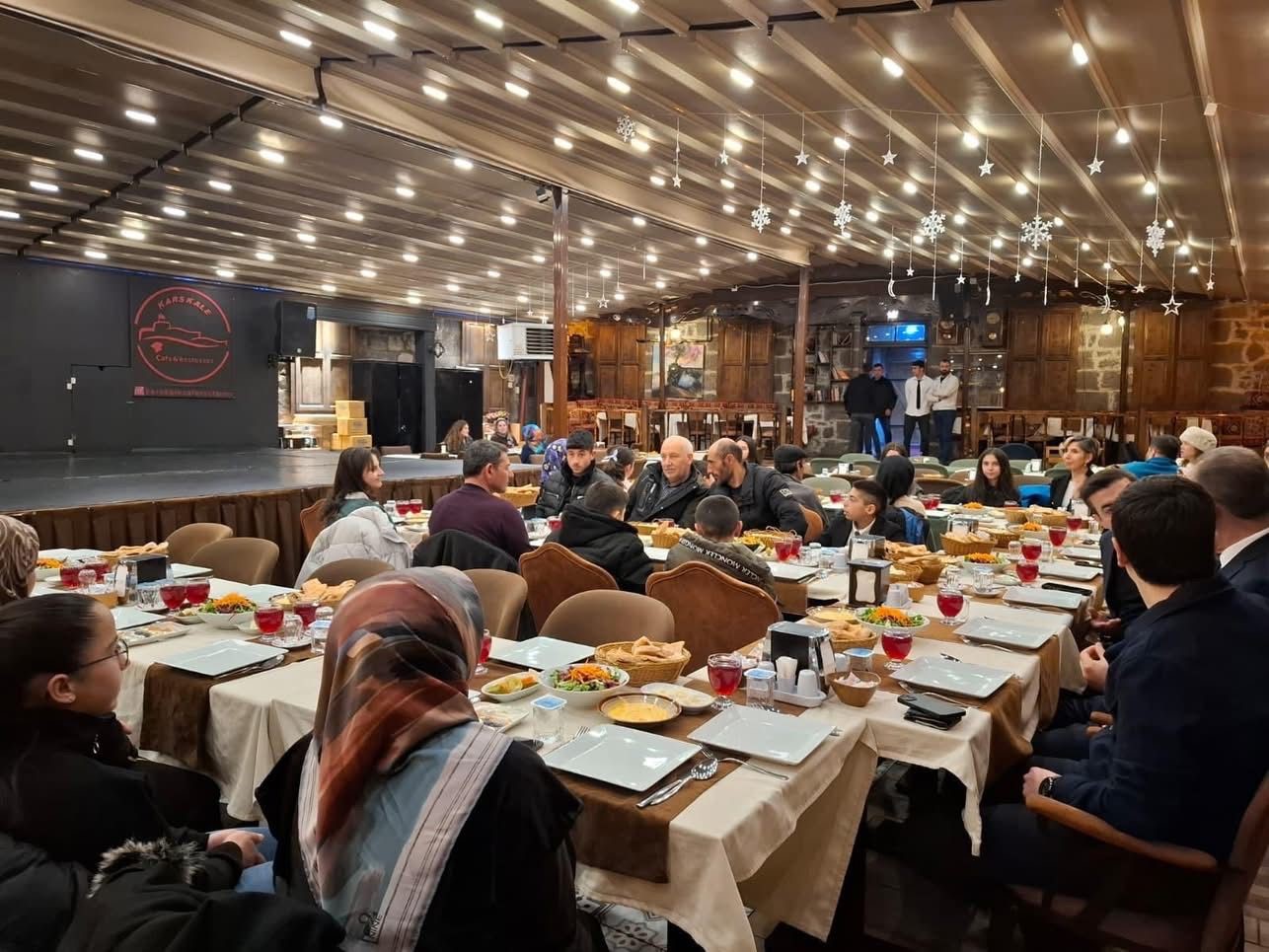 Arpaçay’da ebeveyn kaybı yaşayan çocuklar için iftar programı
