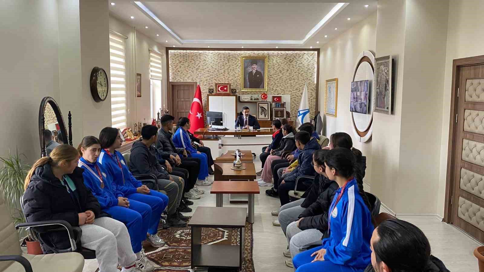 Arpaçay’da öğrencilerden gururlandıran tablo
Arpaçay’da öğrencilerden gururlandıran tablo