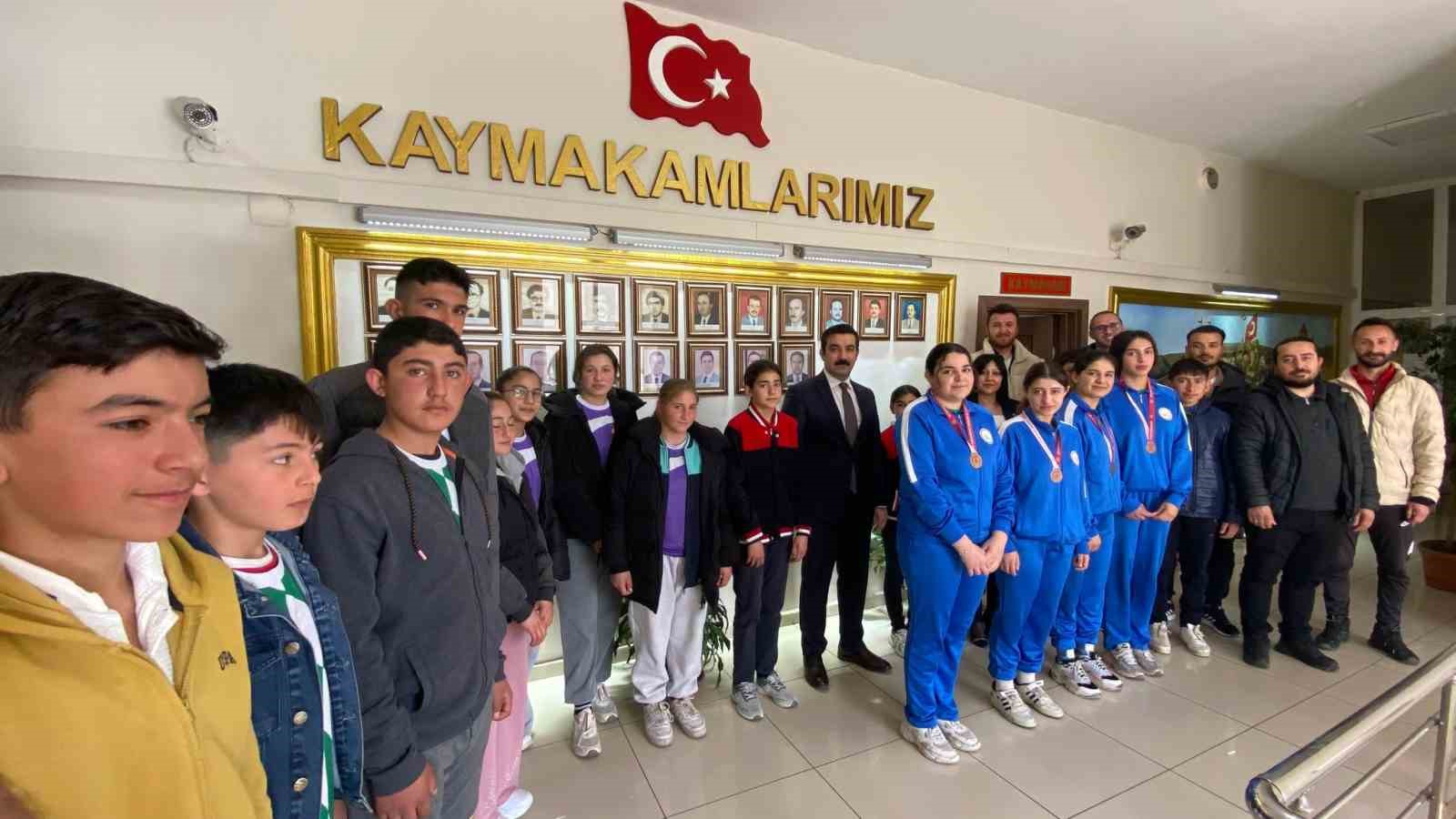 Arpaçay’da öğrencilerden gururlandıran tablo
Arpaçay’da öğrencilerden gururlandıran tablo