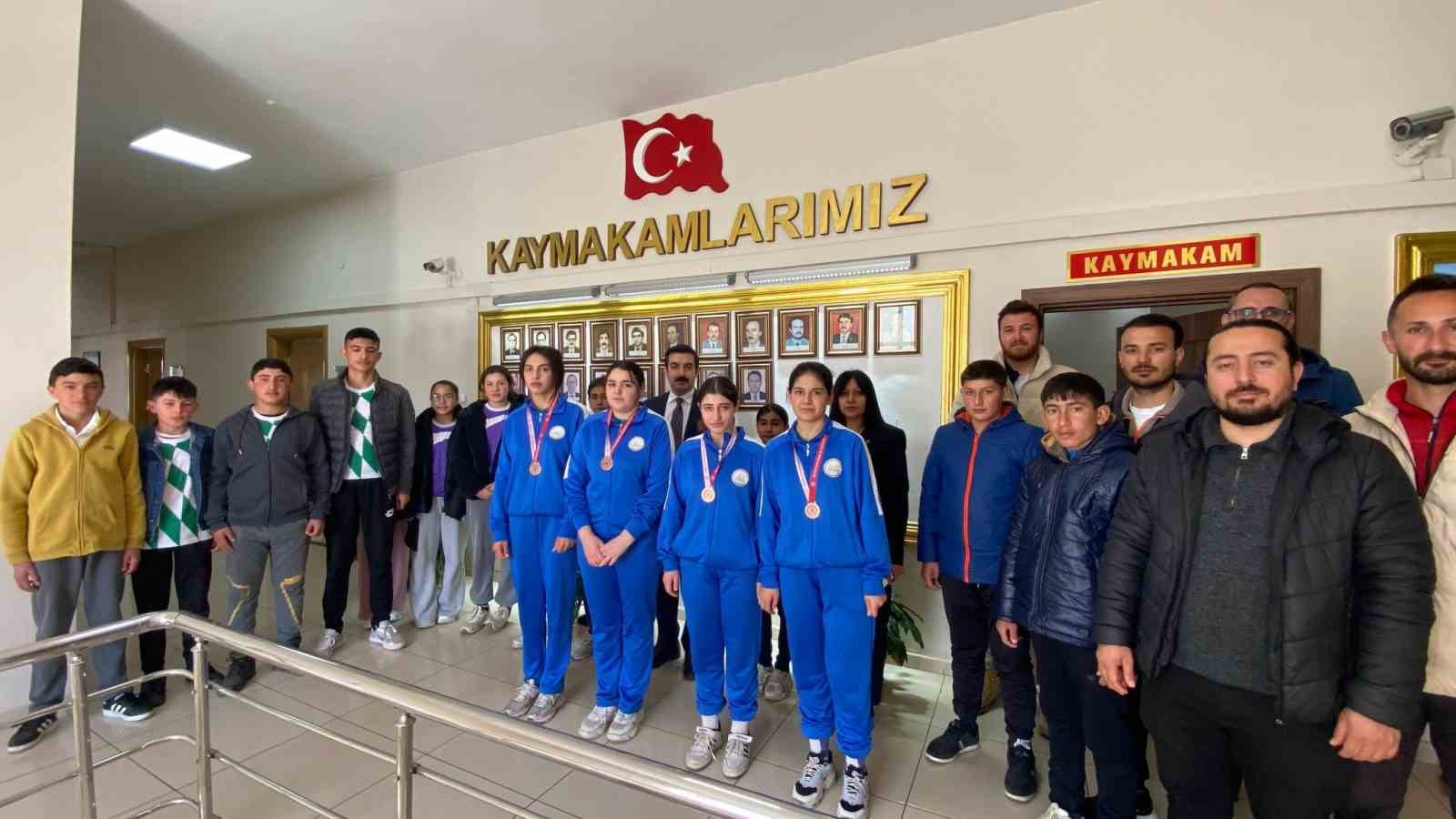 Arpaçay’da öğrencilerden gururlandıran tablo
Arpaçay’da öğrencilerden gururlandıran tablo