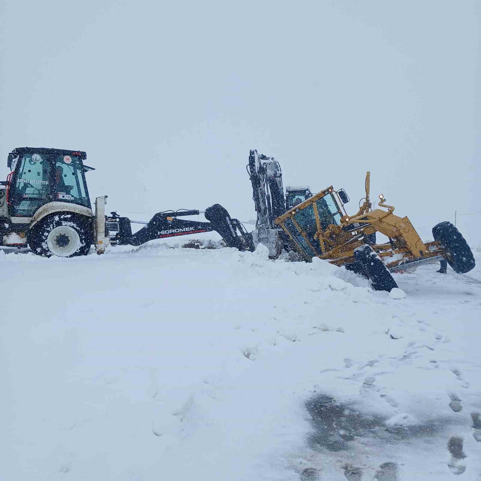 Arpalı’da karla mücadele sırasında iş makinesi kara saplandı
