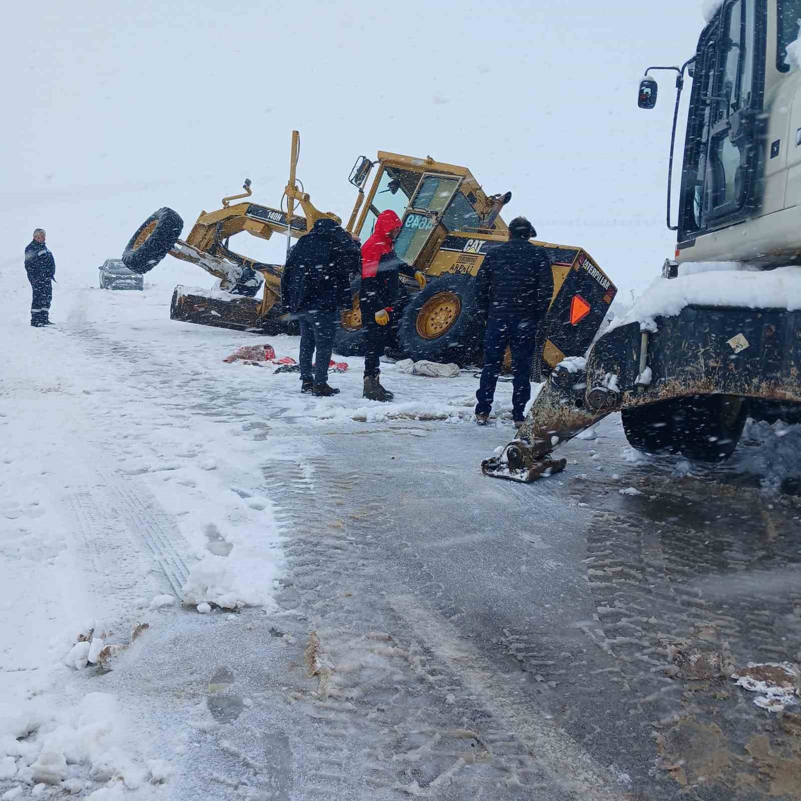 Arpalı’da karla mücadele sırasında iş makinesi kara saplandı
