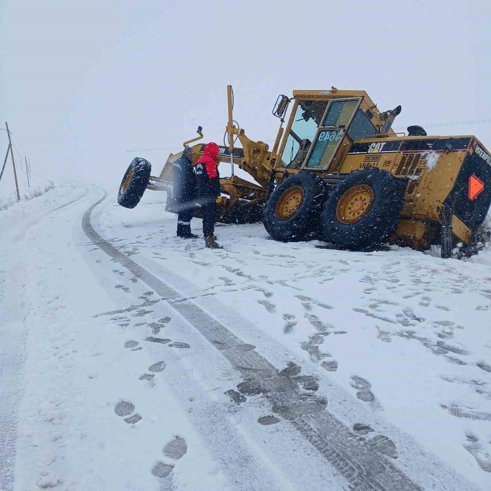 Arpalı’da karla mücadele sırasında iş makinesi kara saplandı
