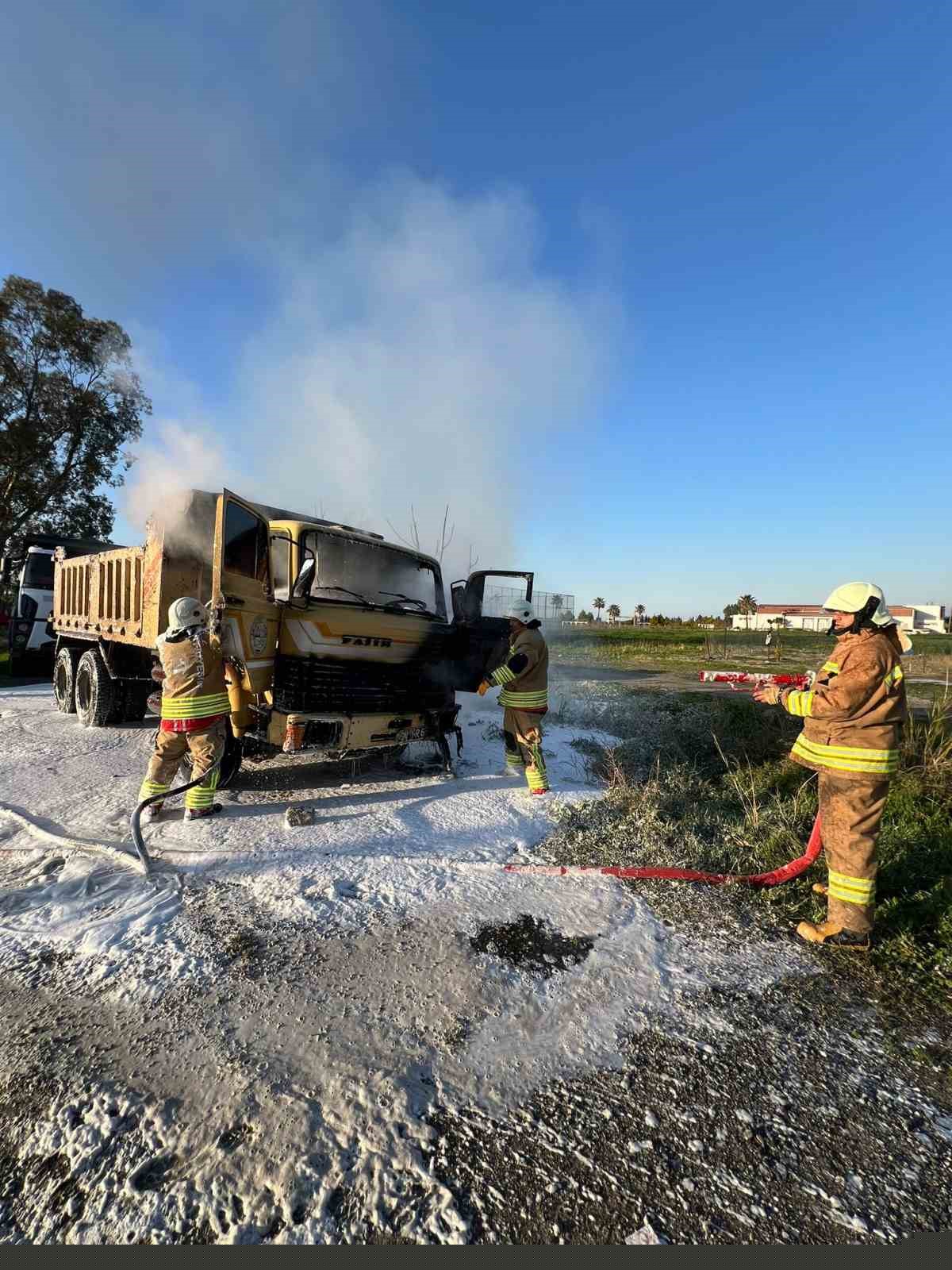 Arsuz’da kamyonet alevlere teslim oldu

