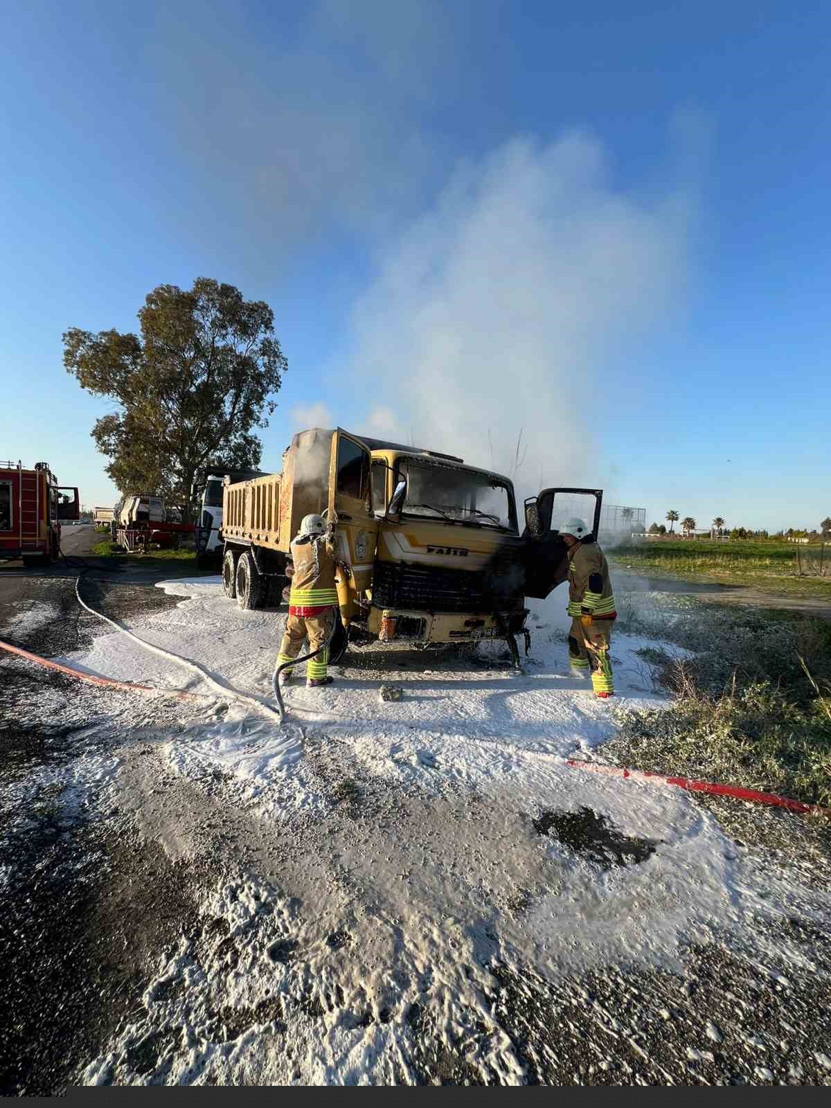 Arsuz’da kamyonet alevlere teslim oldu
