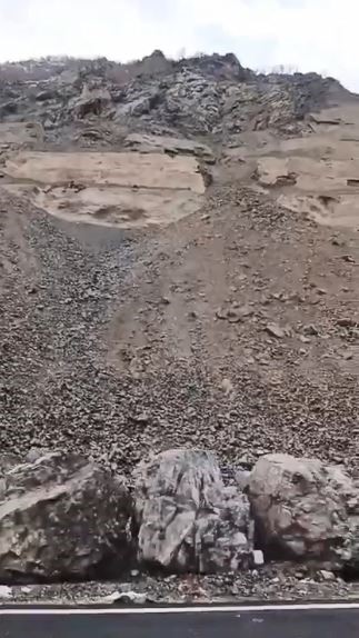Artvin-Şavşat Karayolu’nda heyelan
