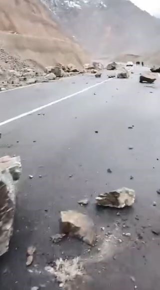 Artvin-Şavşat Karayolu’nda heyelan
