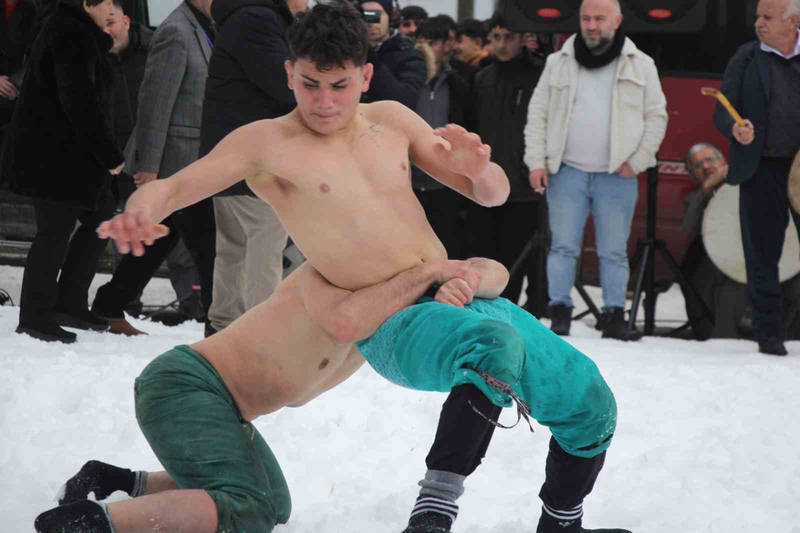 Artvin’de 300 yıllık kar üstü karakucak geleneği yaşatılıyor
