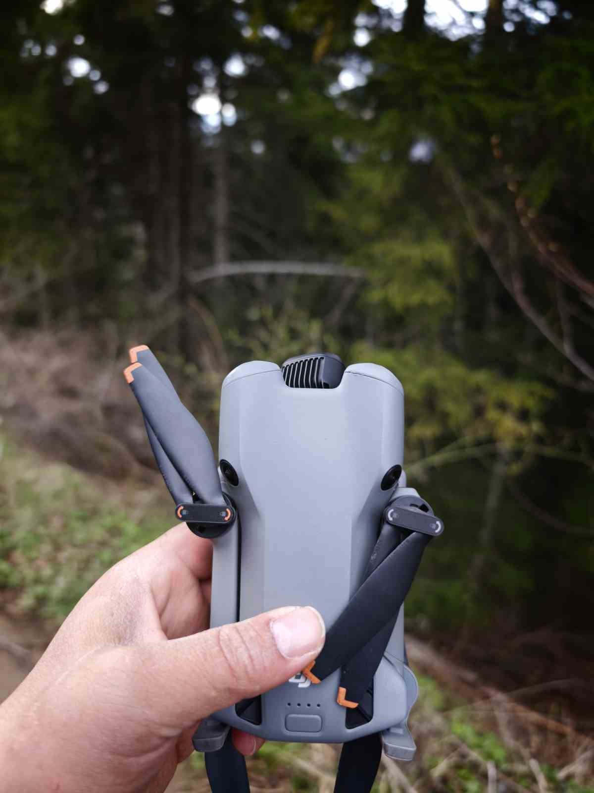 Artvin’de 40 metrelik göknar ağacının tepesine takılan dronu böyle kurtardılar
