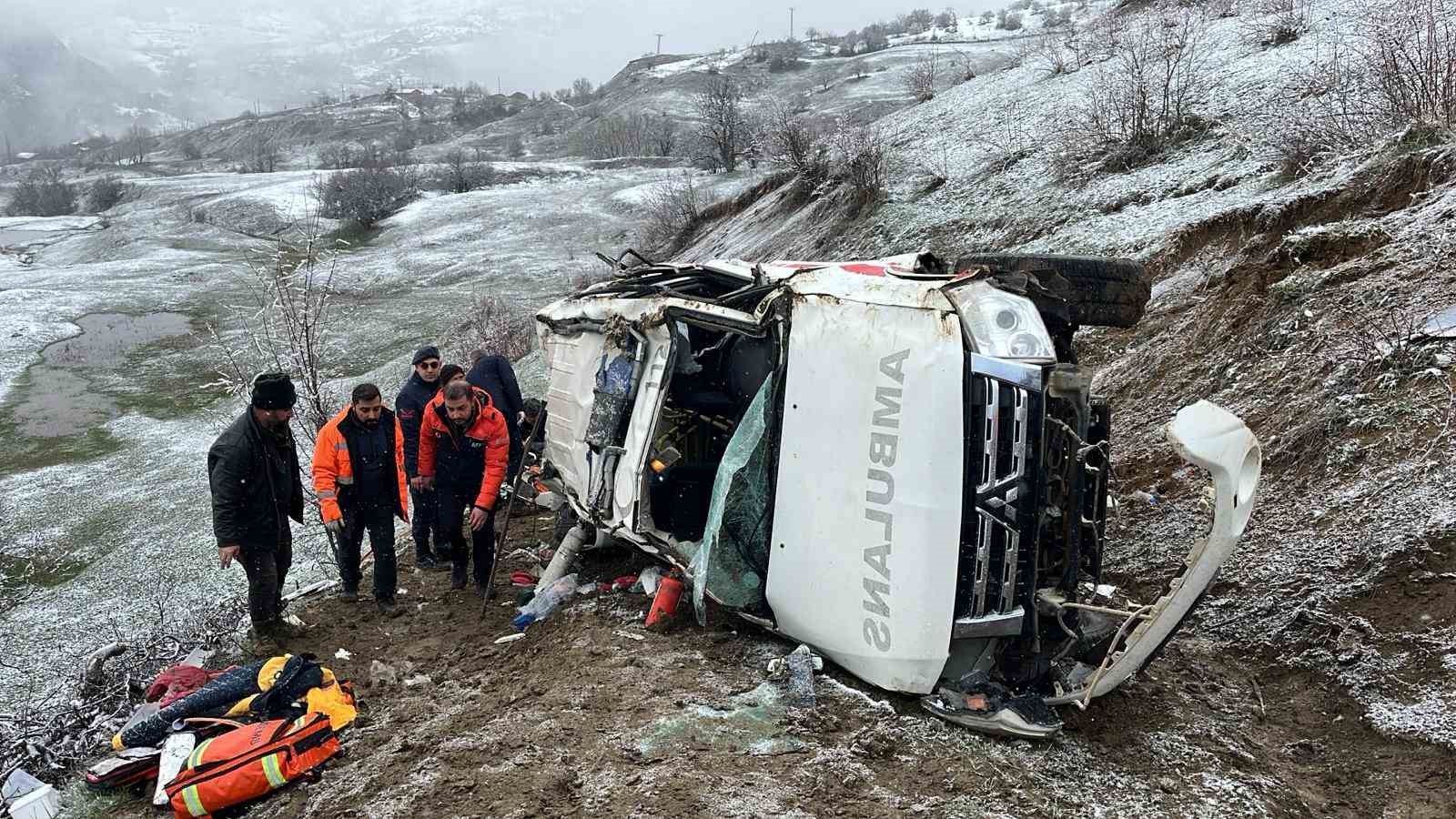 Artvin’de ambulans uçuruma yuvarlandı: 1 ölü, 4 yaralı
