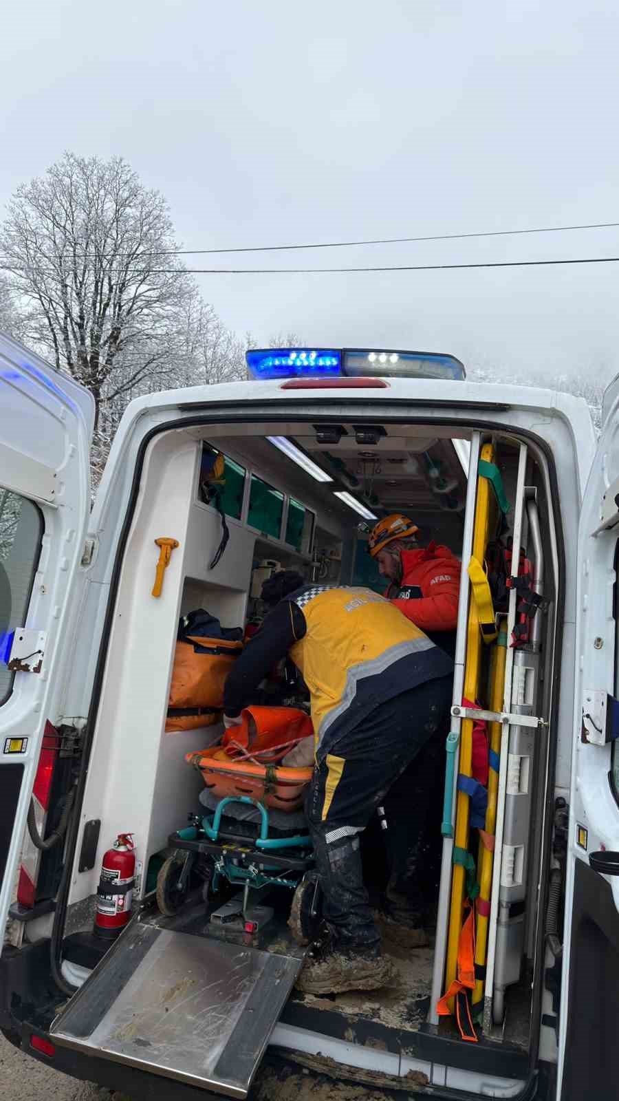 Artvin’de ambulans uçuruma yuvarlandı: 1 ölü, 4 yaralı
