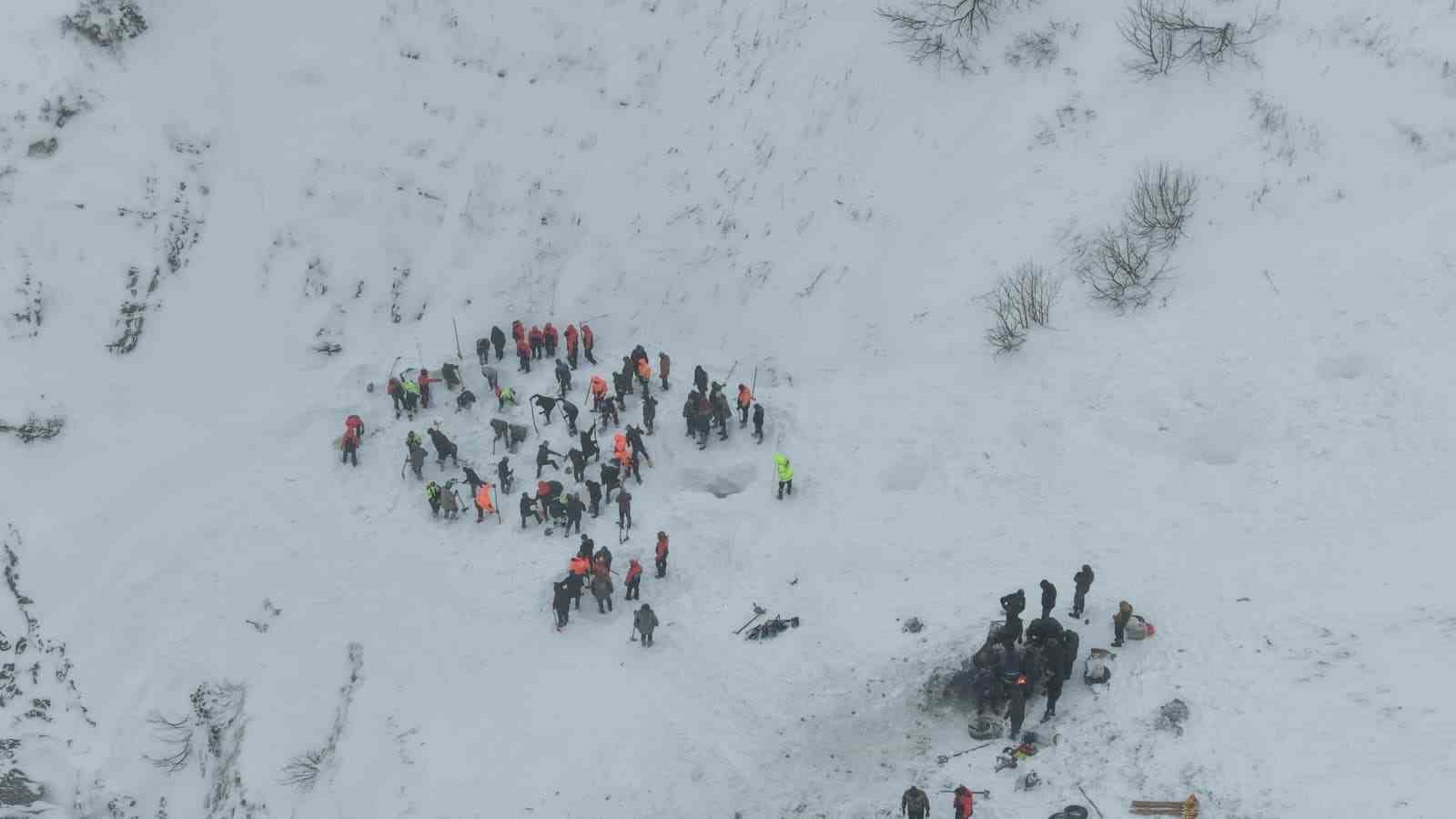 Artvin’de çığ altında kalan çobanları arama çalışmaları havadan görüntülendi
