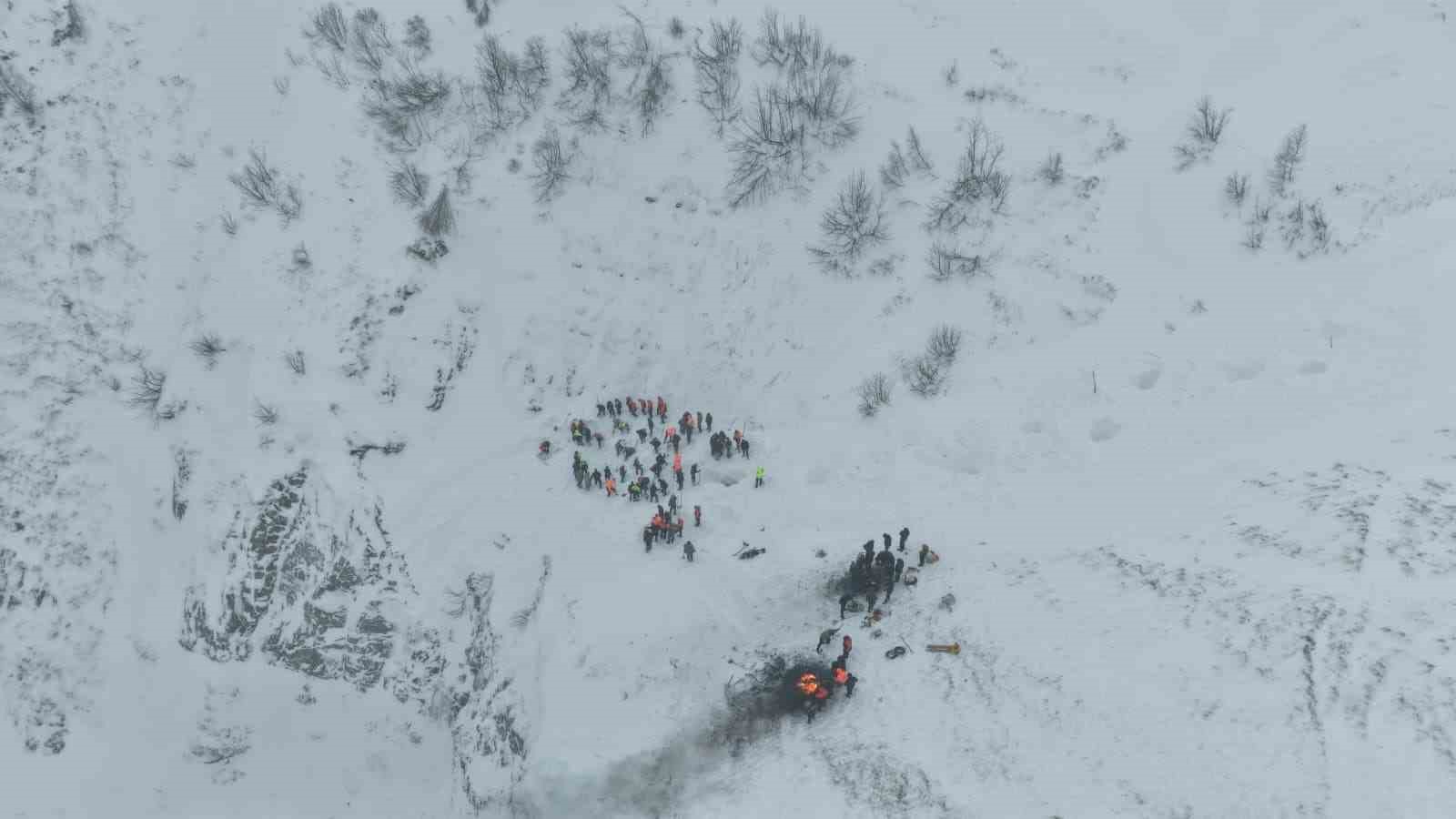 Artvin’de çığ altında kalan çobanları arama çalışmaları havadan görüntülendi

