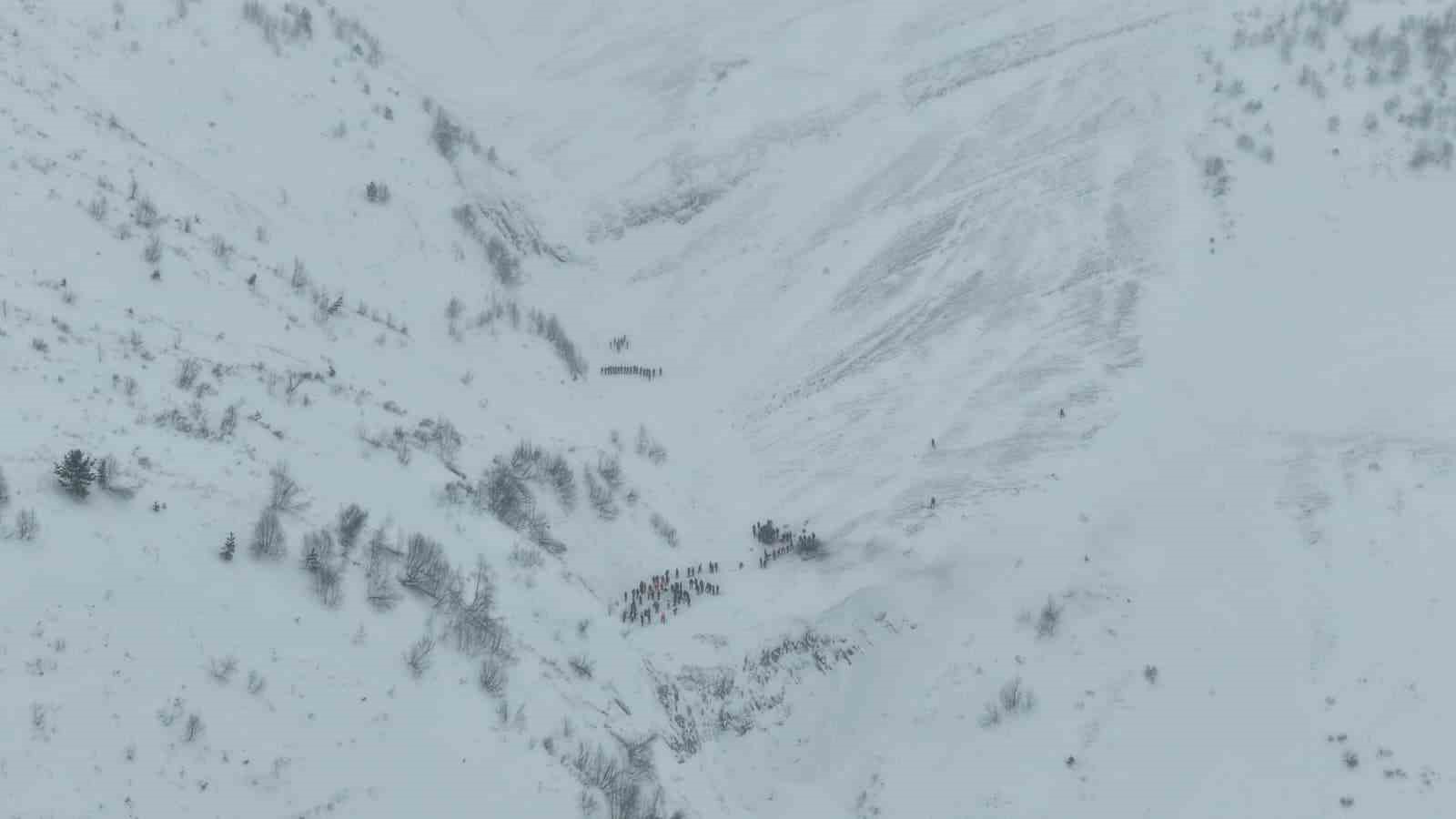 Artvin’de çığ altında kalan çobanları arama çalışmaları havadan görüntülendi
