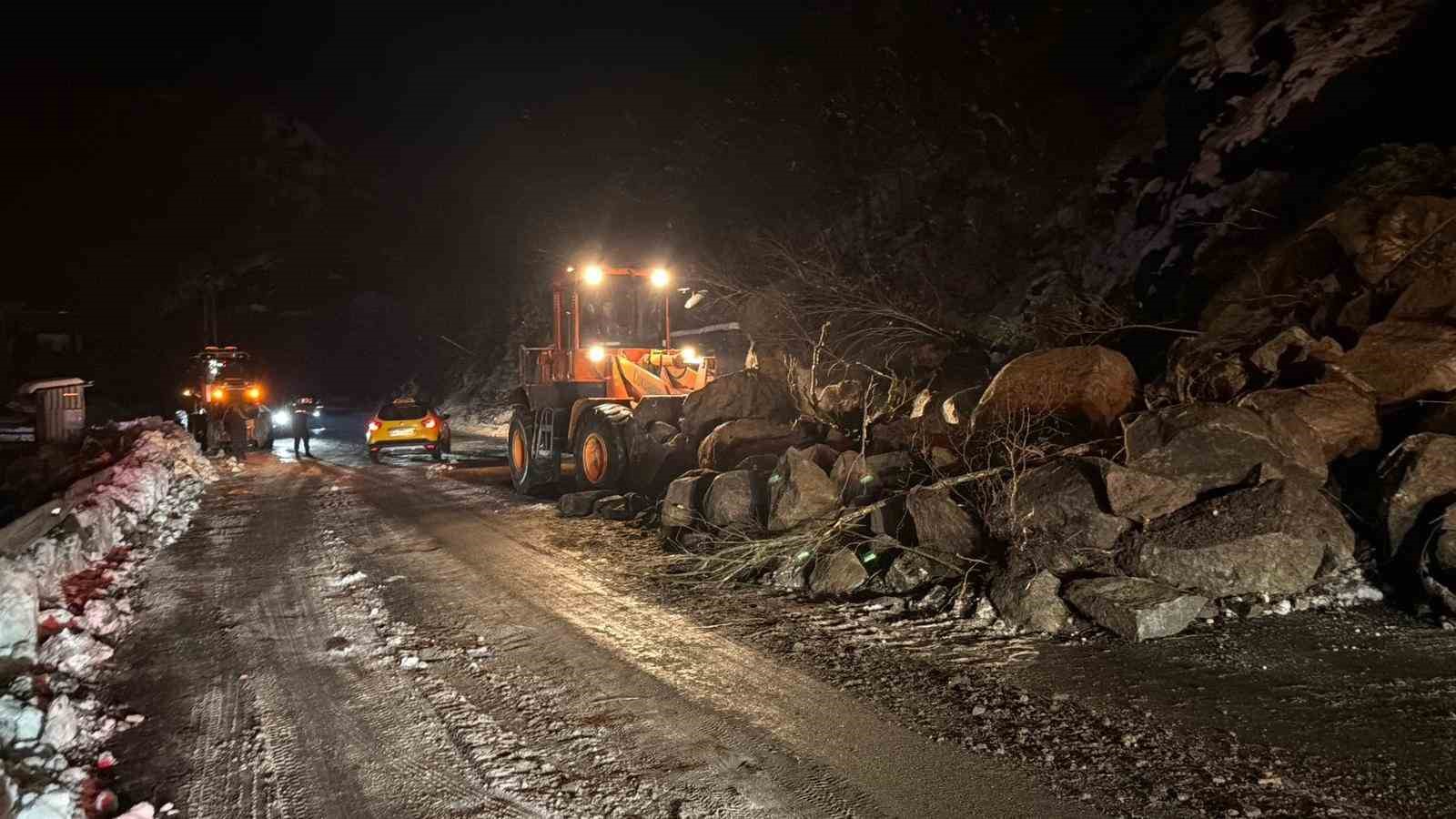 Artvin’de heyelan: Borçka-Hopa karayolu ulaşıma kapandı

