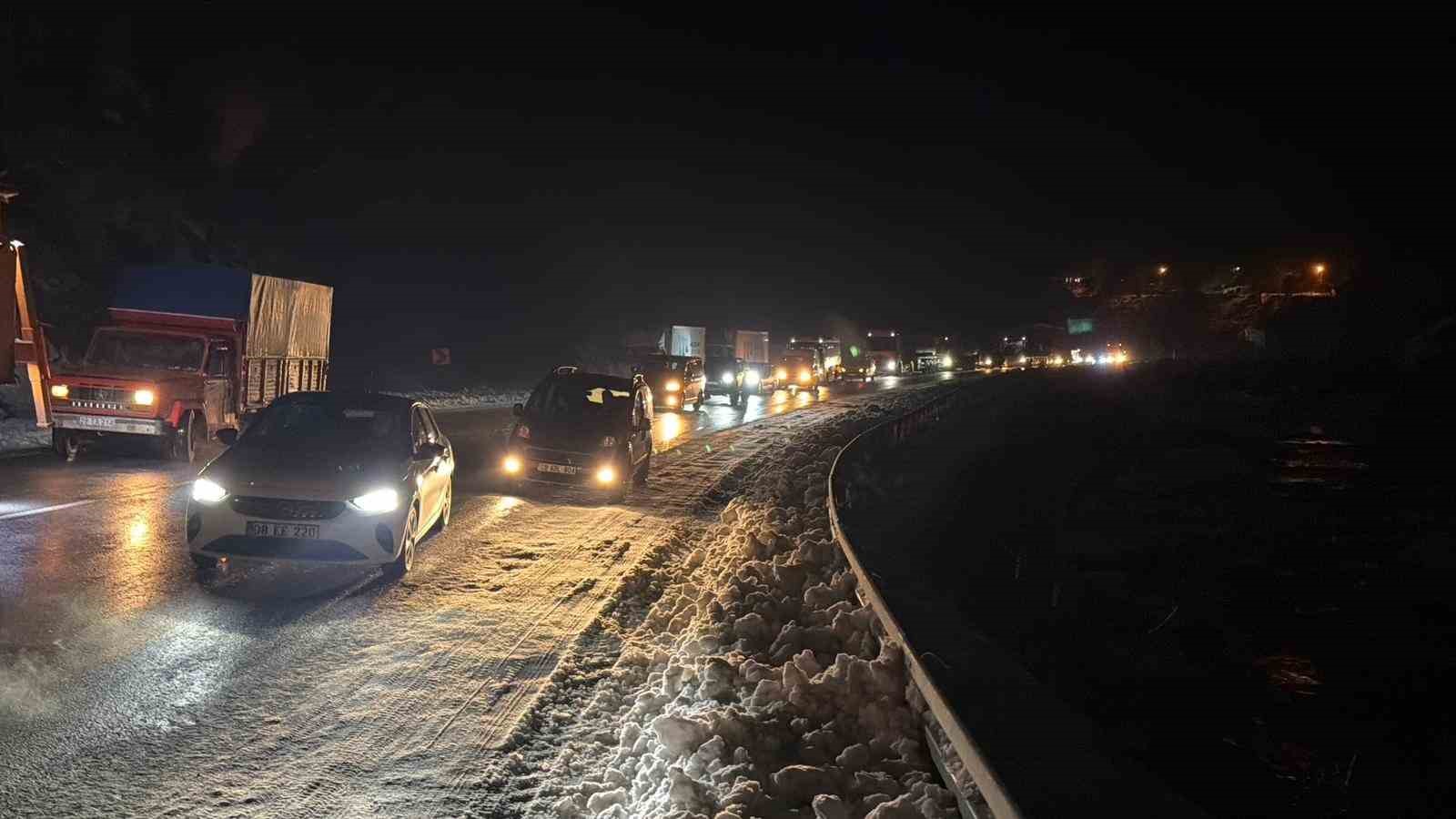 Artvin’de heyelan: Borçka-Hopa karayolu ulaşıma kapandı
