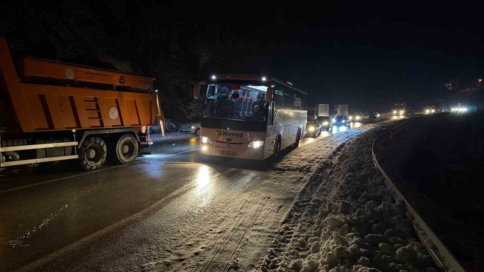 Artvin’de heyelan: Borçka-Hopa karayolu ulaşıma kapandı
