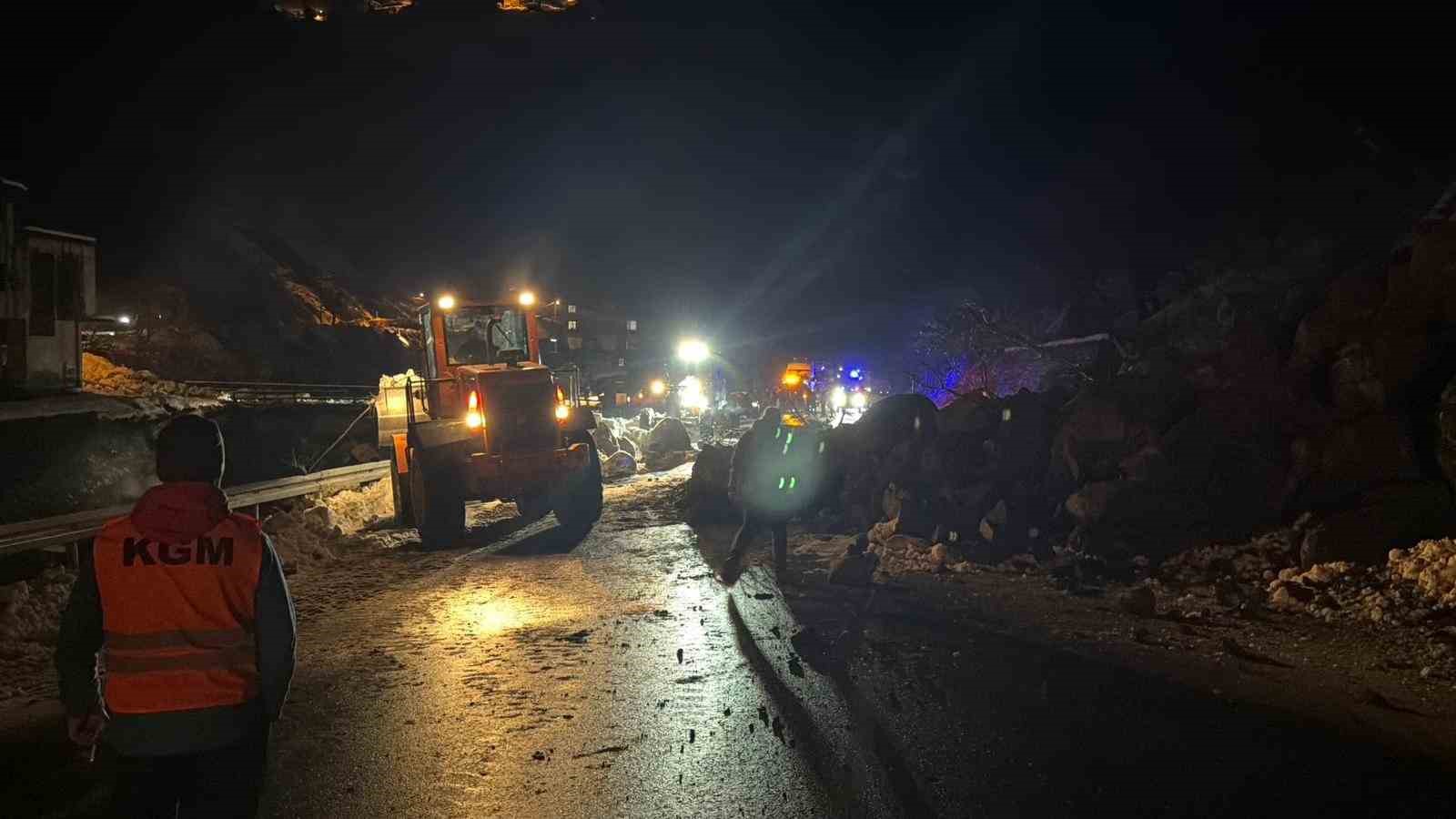 Artvin’de heyelan: Borçka-Hopa karayolu ulaşıma kapandı
