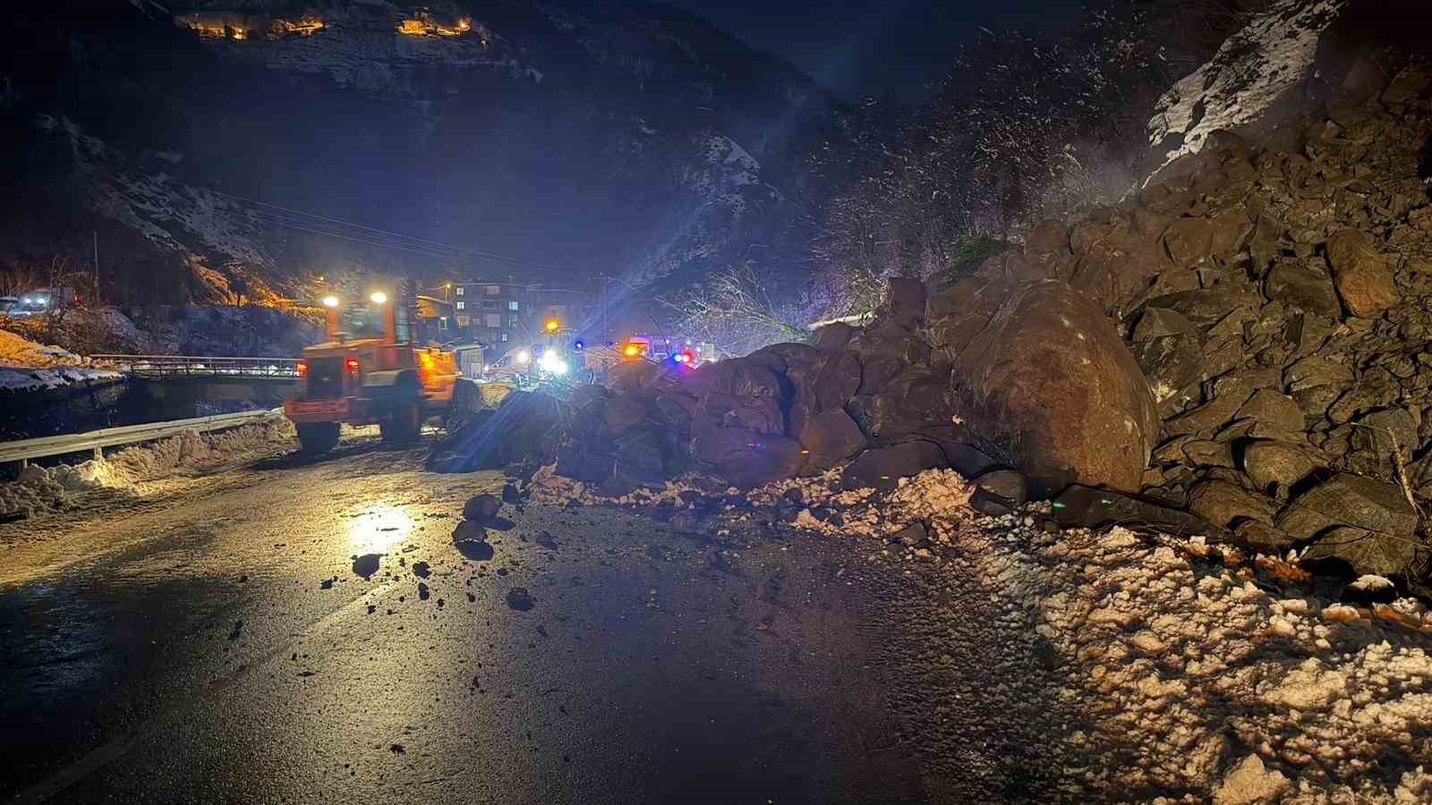 Artvin’de heyelan: Borçka-Hopa karayolu ulaşıma kapandı
