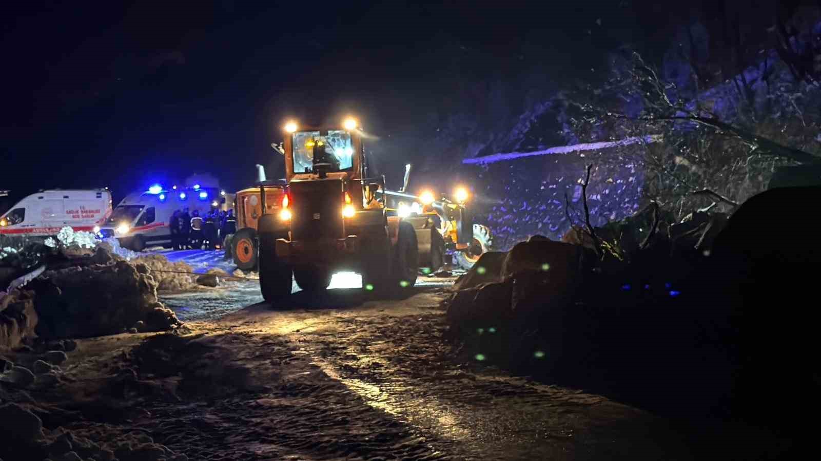 Artvin’de heyelan: Borçka-Hopa karayolu ulaşıma kapandı
