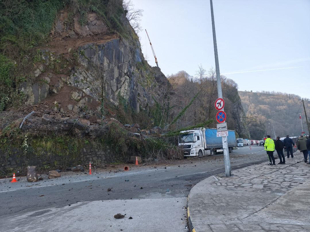 Artvin’de heyelan: Yamaçtan kopan kayalar tırda hasara yol açtı
