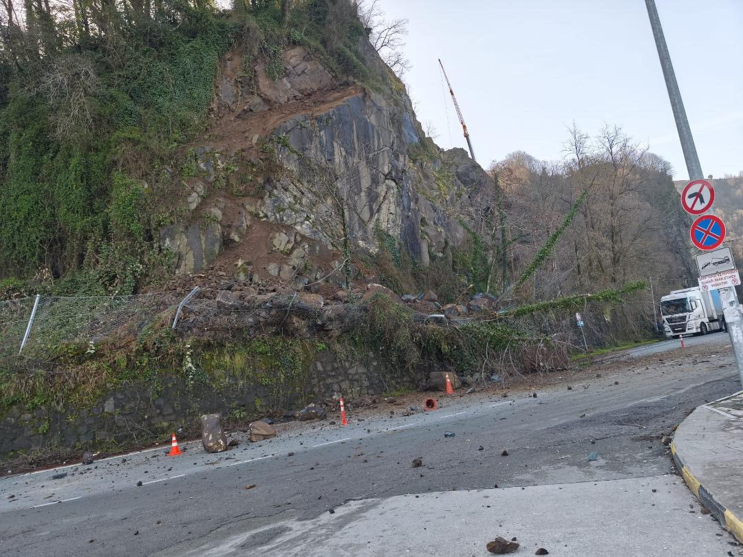 Artvin’de heyelan: Yamaçtan kopan kayalar tırda hasara yol açtı
