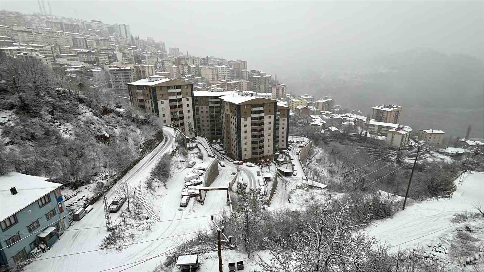 Artvin’de kar etkili oluyor
