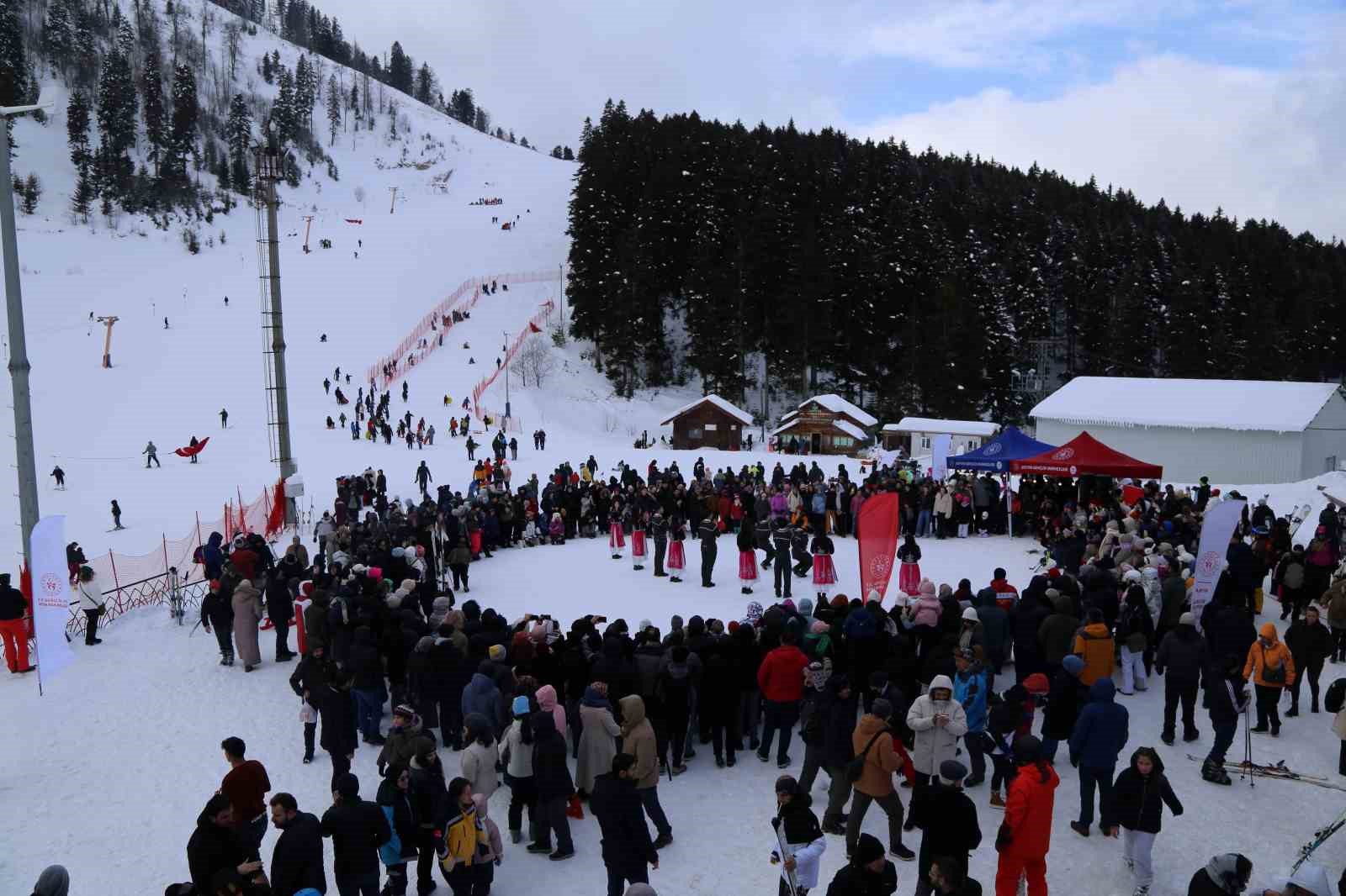Artvin’de kar şenliği renkli görüntülere sahne oldu
