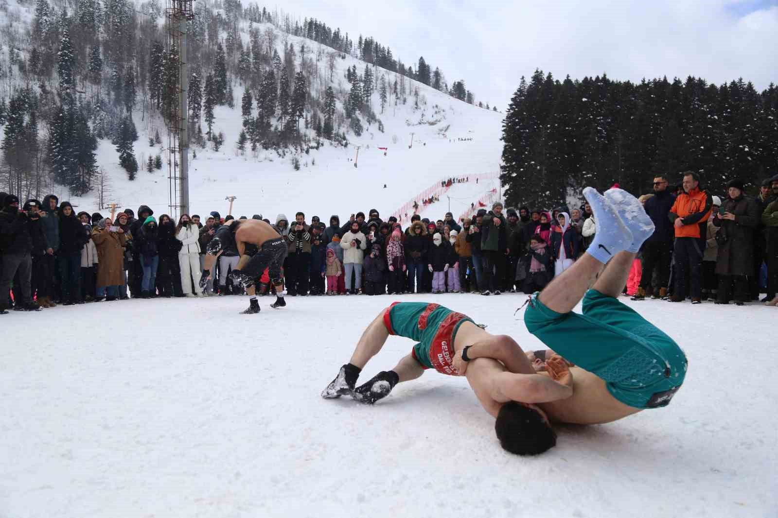 Artvin’de kar şenliği renkli görüntülere sahne oldu
