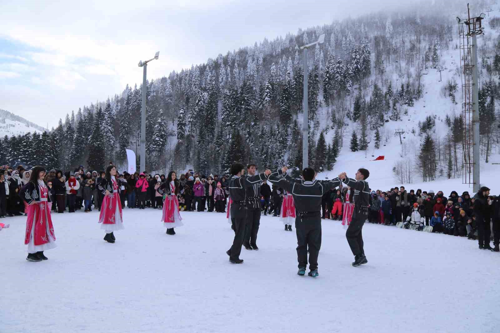 Artvin’de kar şenliği renkli görüntülere sahne oldu
