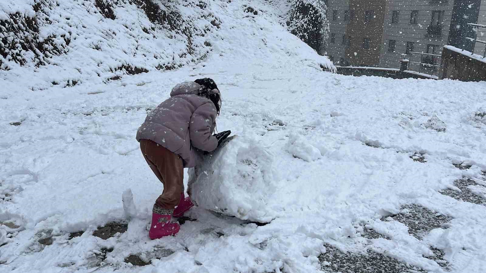 Artvin’de kar yağışı etkisini sürdürüyor
