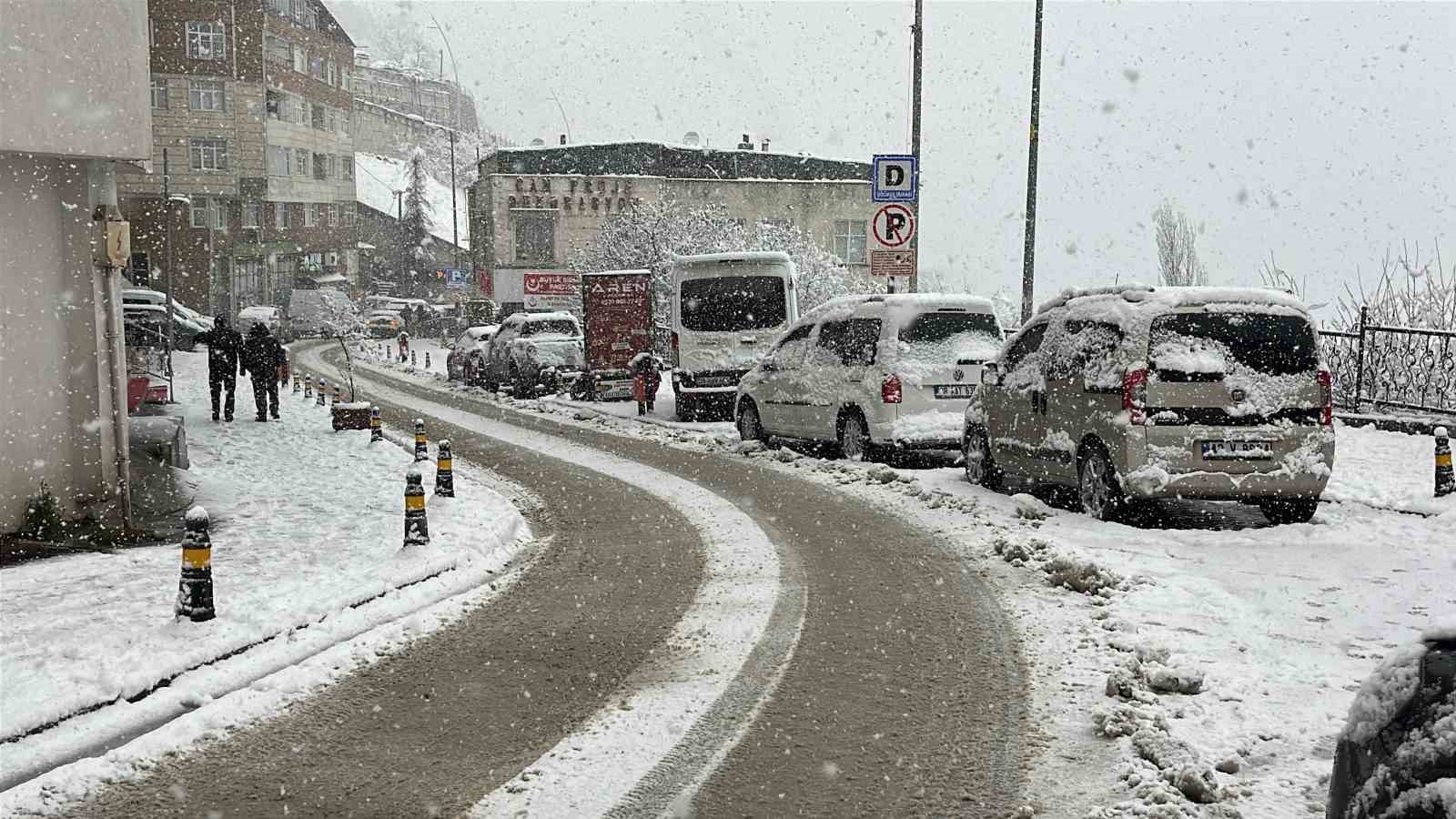 Artvin’de kar yağışı etkisini sürdürüyor
