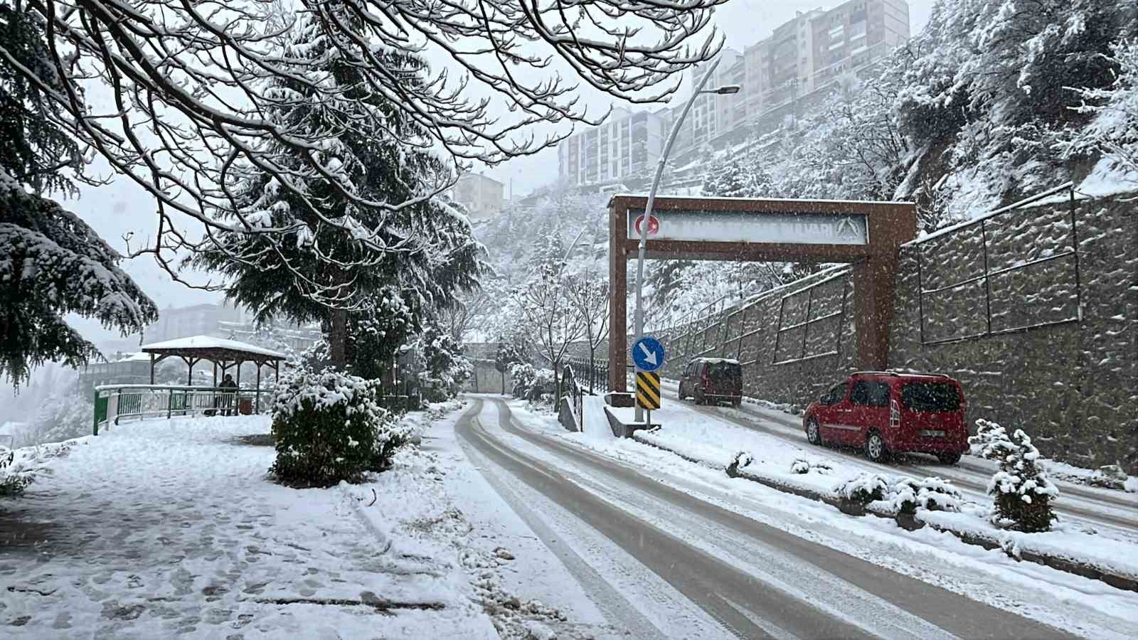 Artvin’de kar yağışı etkisini sürdürüyor
