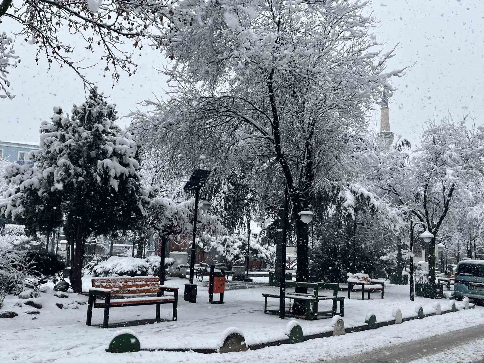 Artvin’de kar yağışı etkisini sürdürüyor
