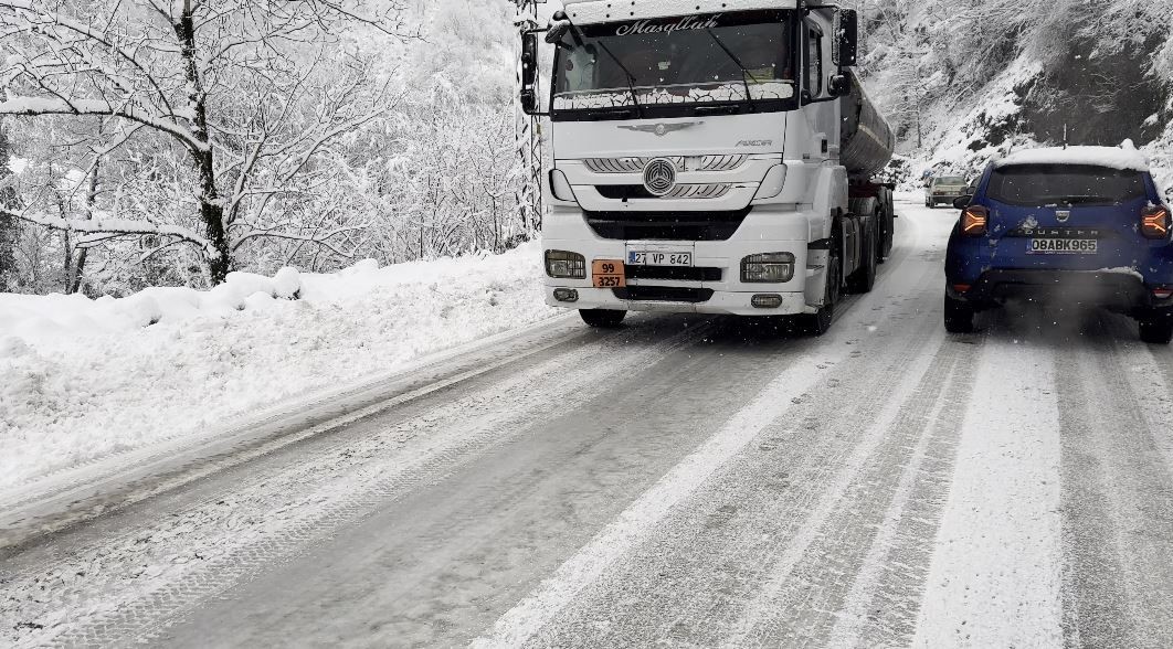 Artvin’de karla kaplanan yol kazaları beraberinde getirdi
