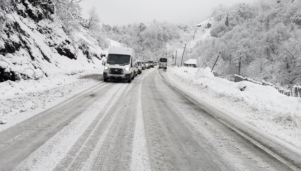 Artvin’de karla kaplanan yol kazaları beraberinde getirdi
