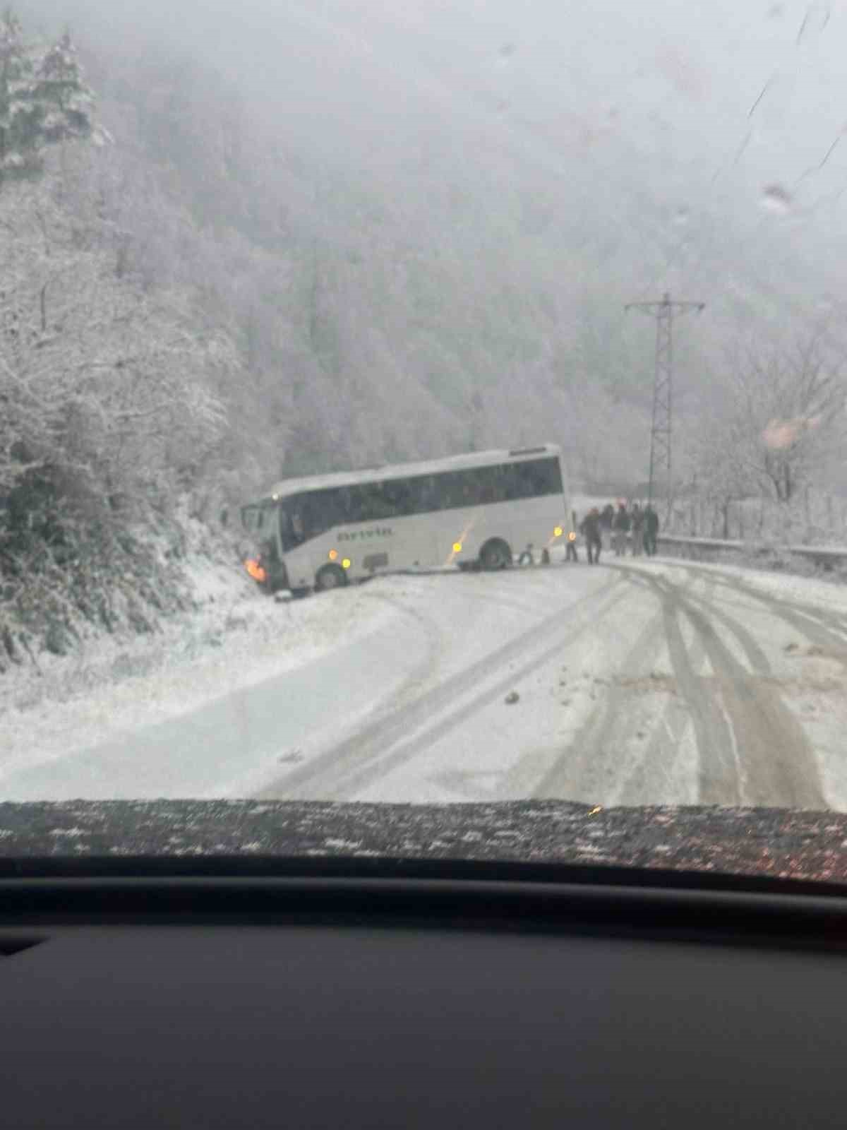 Artvin’de karla kaplanan yol kazaları beraberinde getirdi
