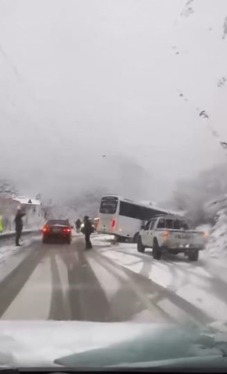 Artvin’de karla kaplanan yol kazaları beraberinde getirdi
