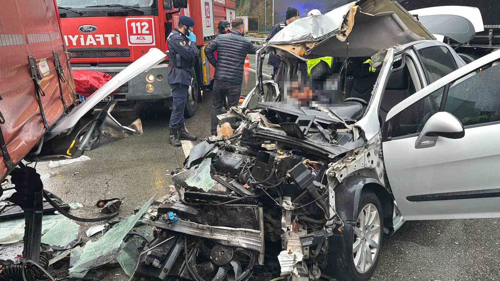 Artvin’de otomobil park halindeki tıra çarptı: 2 ölü, 1 yaralı
