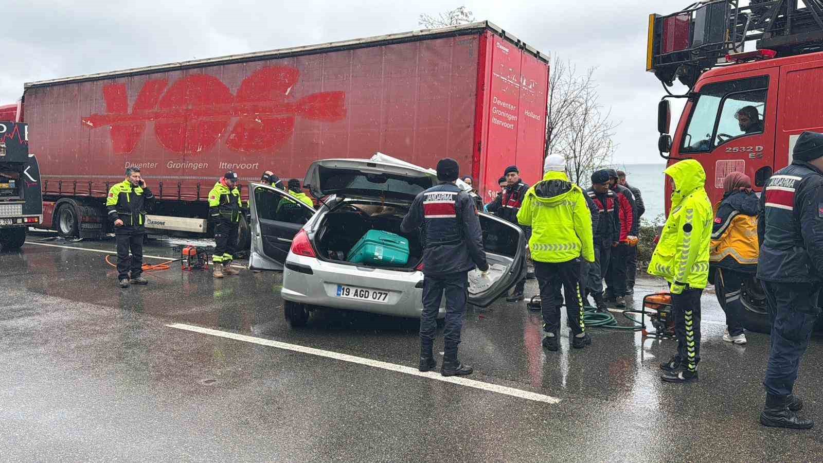 Artvin’de otomobil park halindeki tıra çarptı: 2 ölü, 1 yaralı
