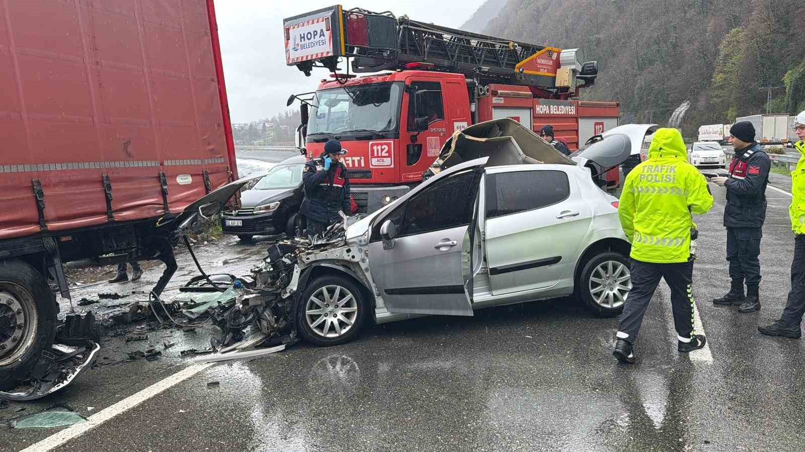 Artvin’de otomobil park halindeki tıra çarptı: 2 ölü, 1 yaralı
