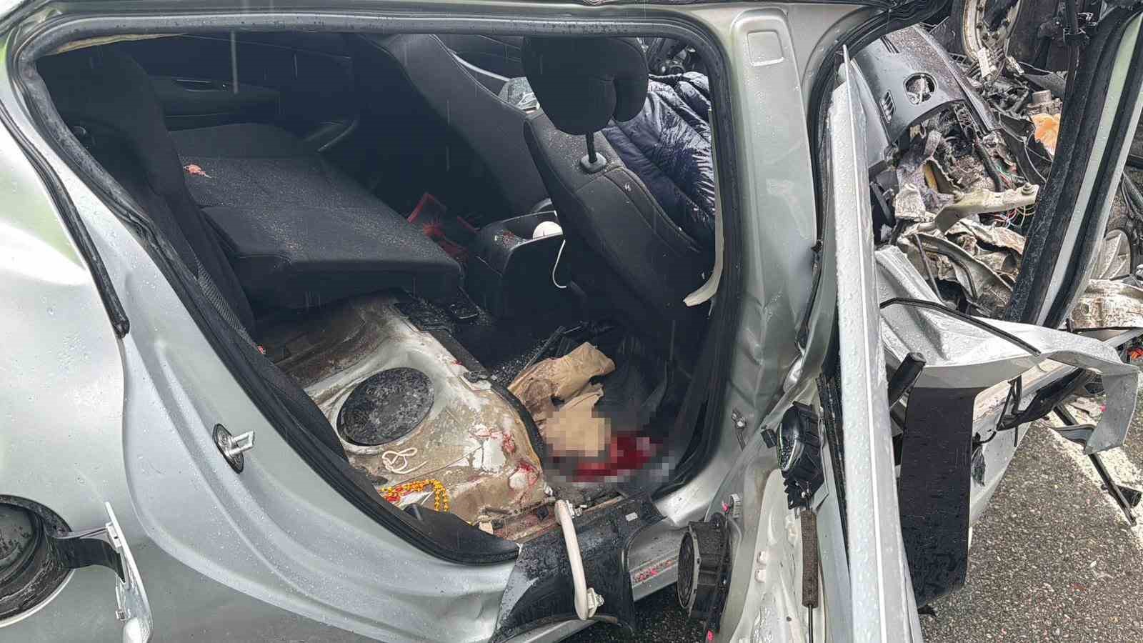 Artvin’de otomobil park halindeki tıra çarptı: 2 ölü, 1 yaralı
