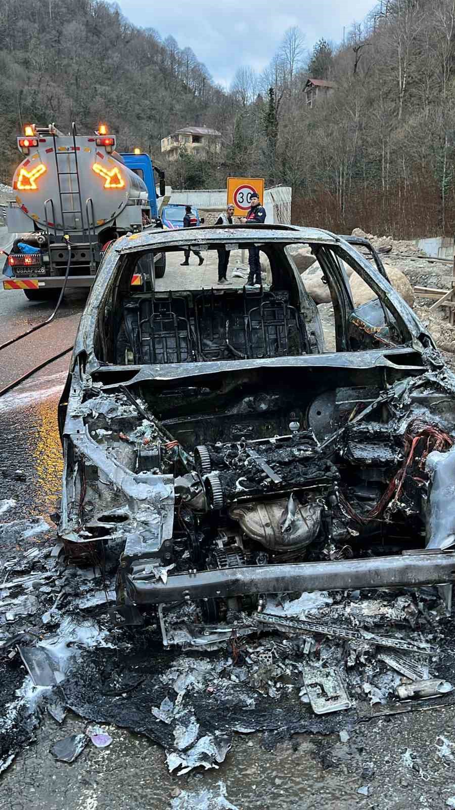 Artvin’de seyir halindeki araç alev aldı
