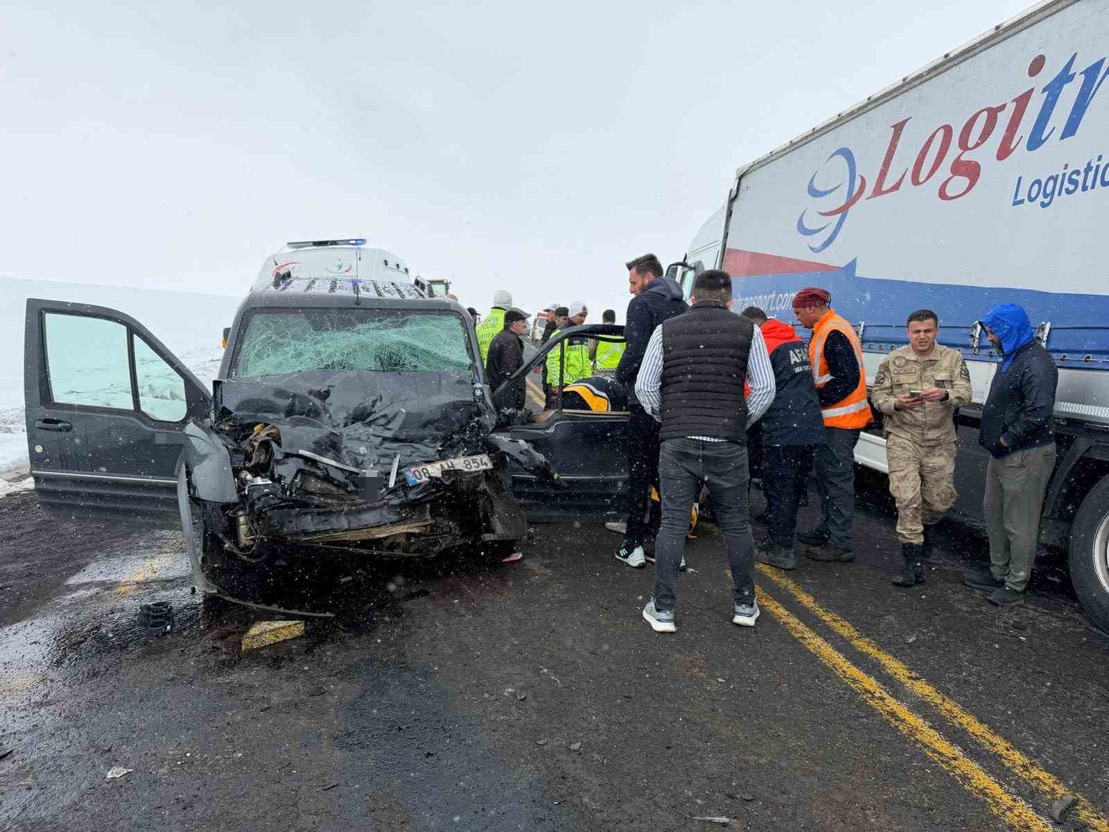 Artvin’de sis ve hatalı sollama kazaya neden oldu: 2 yaralı
